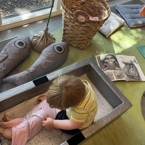 Udstilling på Rønne Bibliotek: Kom med i land på en magisk ø!