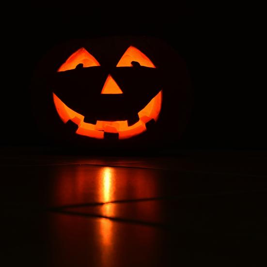 Græskar og roer i de mørke aftener - lær om skikkene omkring Halloween og Allehelgens aften