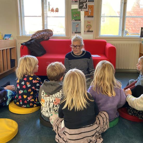 Højtlæsning på de skumtoppede bølger!