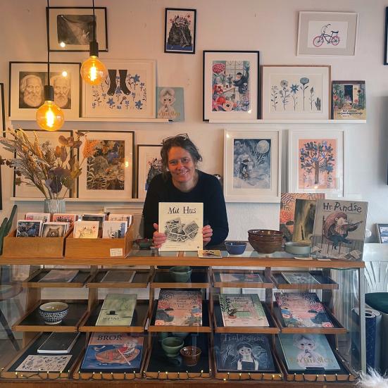 Bornholms befrielse: 80-året i børnehøjde. Forfattermøde med Anna Margrethe Kjærgaard fortæller og viser hvordan hun sammen med sin mor skabte billedbogen ’Mit hus: den dag freden forsvandt’ (Jensen & Dalgaard, 2015). Børn sammen med deres voksne inviteres til selv at lave papir-TRYK og billeder af egne minder. Anna Margrethe hjælper godt på vej og alle får deres minde med hjem. 14. marts kl. 10-12.