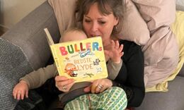 Lea og hendes barnebarn hygger med 'Buller' bøgerne
