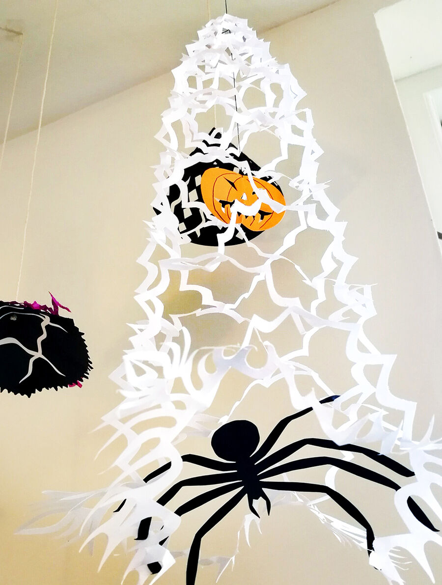 Kom og klip halloween-pynt og lav din helt egen halloween-papirklip-udstilling! 