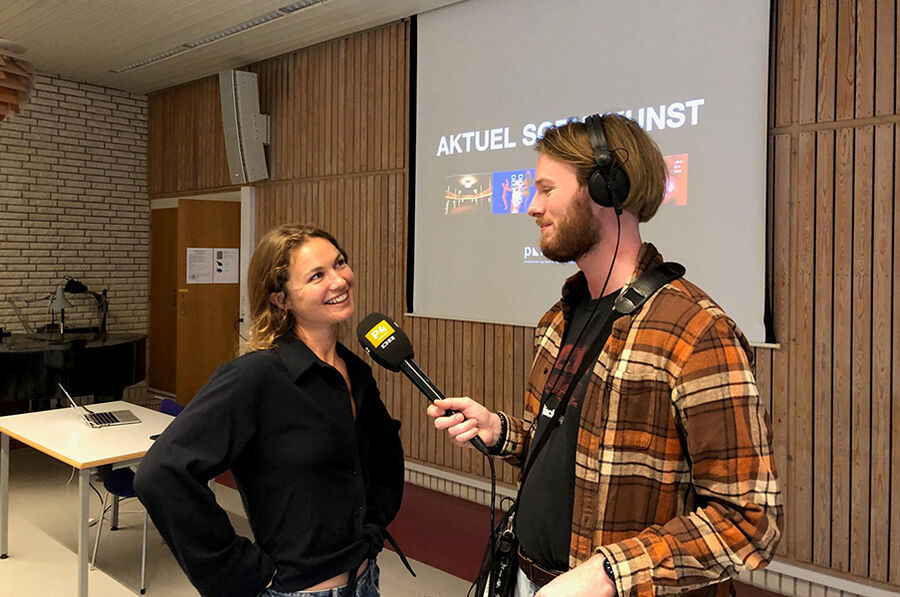 DRP4 Bornholm var med til introgangen til AKTUEL SCENEKUNST på Folkebiblioteket, hvor de talte med underviserne Maja Bonde Holtze og Mikkel Søndergaard Kryger om kurset og hvorfor teater er vigtigt for vores samfund og fællesskab.