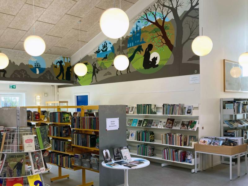 Aakirkeby Bibliotek Aakirkeby Bibliotek ligger på Hans Rømerskolen i et fællesskab med skolens Læringscenter.