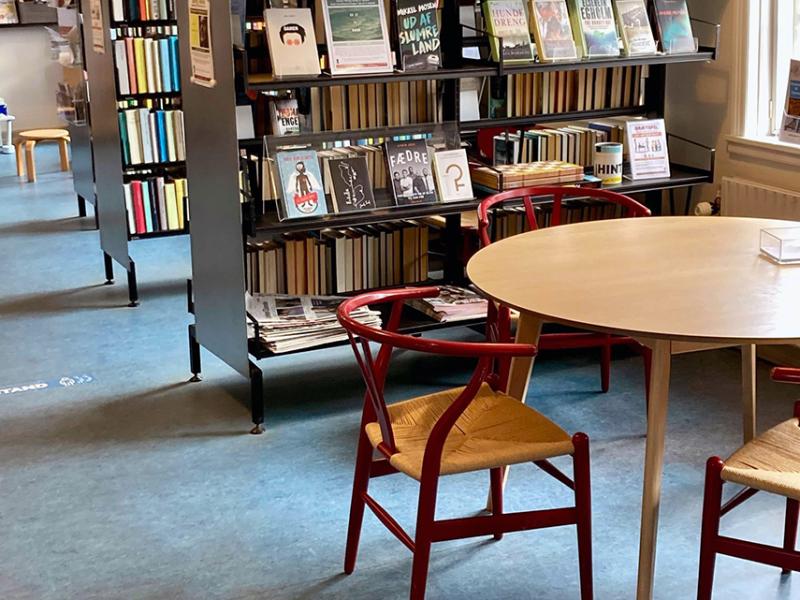 Svaneke Bibliotek ligger et minuts gang fra torvet i Svaneke.