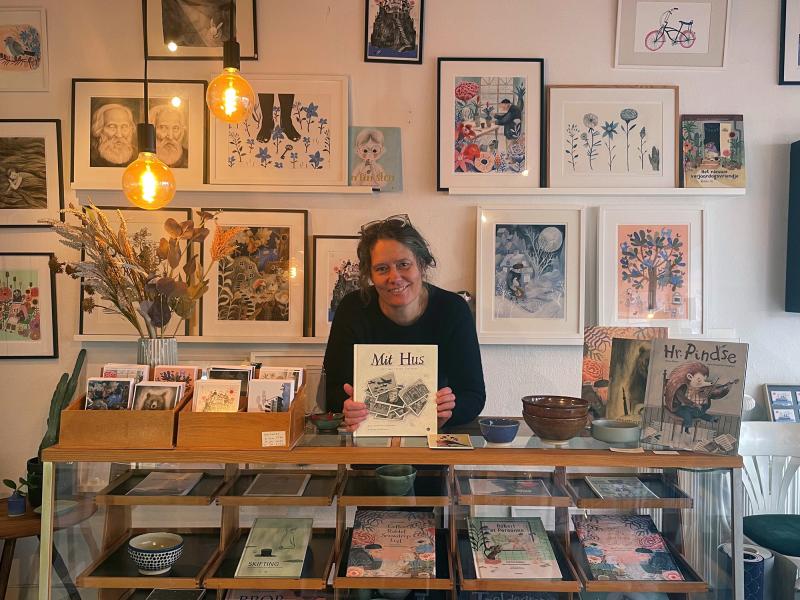 Bornholms befrielse: 80-året i børnehøjde. Forfattermøde med Anna Margrethe Kjærgaard fortæller og viser hvordan hun sammen med sin mor skabte billedbogen ’Mit hus: den dag freden forsvandt’ (Jensen & Dalgaard, 2015). Børn sammen med deres voksne inviteres til selv at lave papir-TRYK og billeder af egne minder. Anna Margrethe hjælper godt på vej og alle får deres minde med hjem. 14. marts kl. 10-12.