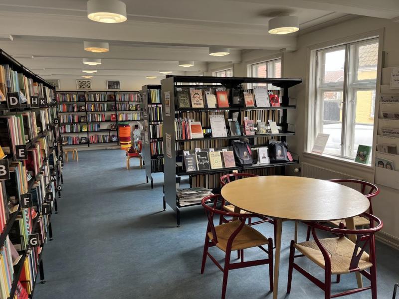Svaneke Bibliotek ligger et minuts gang fra torvet i Svaneke.