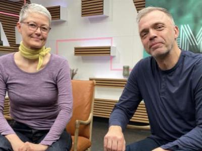 Højtlæsning: Michael og Marie på besøg i programmet Mellem os