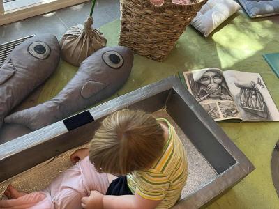 Udstilling på Rønne Bibliotek: Kom med i land på en magisk ø!