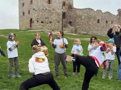 Kom og oplev den afro-brasilienske kampdans capoeira på Rønne Bibliotek. 