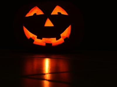 Græskar og roer i de mørke aftener - lær om skikkene omkring Halloween og Allehelgens aften