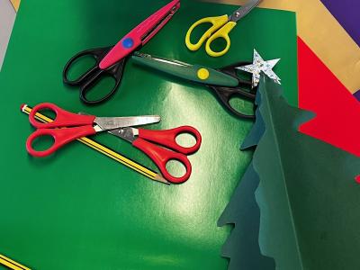 Højtlæsning: Julehistorier og flettede julehjerter. 13.12 på Rønne Bibliotek