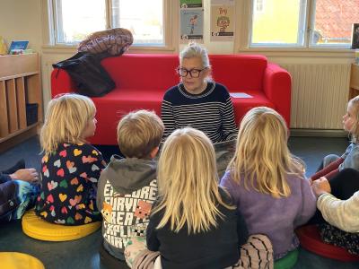 Højtlæsning på de skumtoppede bølger!