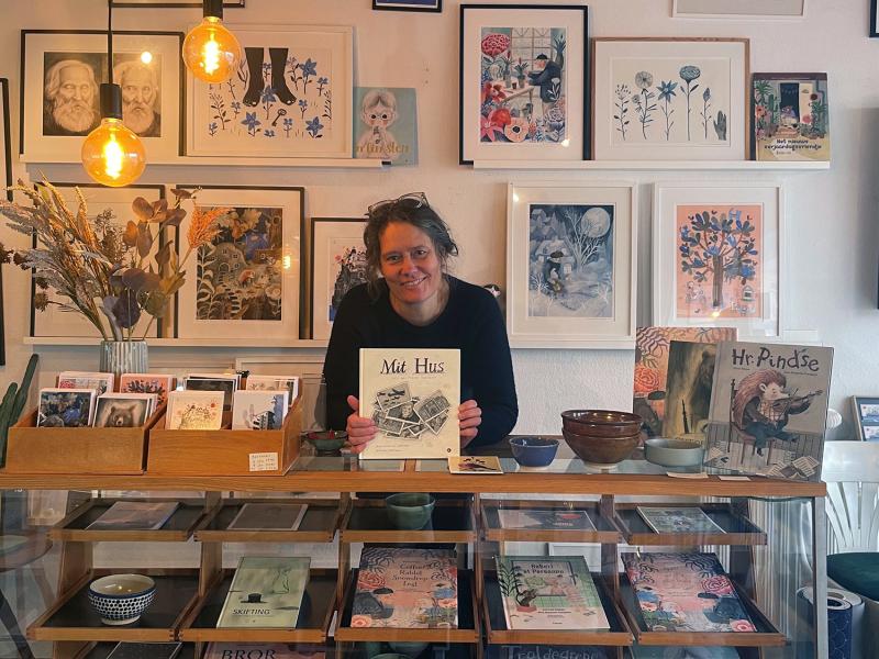 Bornholms befrielse: 80-året i børnehøjde. Forfattermøde med Anna Margrethe Kjærgaard fortæller og viser hvordan hun sammen med sin mor skabte billedbogen ’Mit hus: den dag freden forsvandt’ (Jensen & Dalgaard, 2015). Børn sammen med deres voksne inviteres til selv at lave papir-TRYK og billeder af egne minder. Anna Margrethe hjælper godt på vej og alle får deres minde med hjem. 14. marts kl. 10-12.