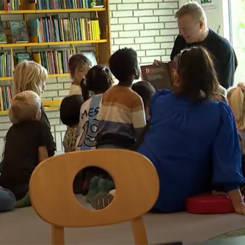 TV2Bornholm fik sved på panden på sin dag på biblioteket - han fik også læs højt for en gruppen småbørn!