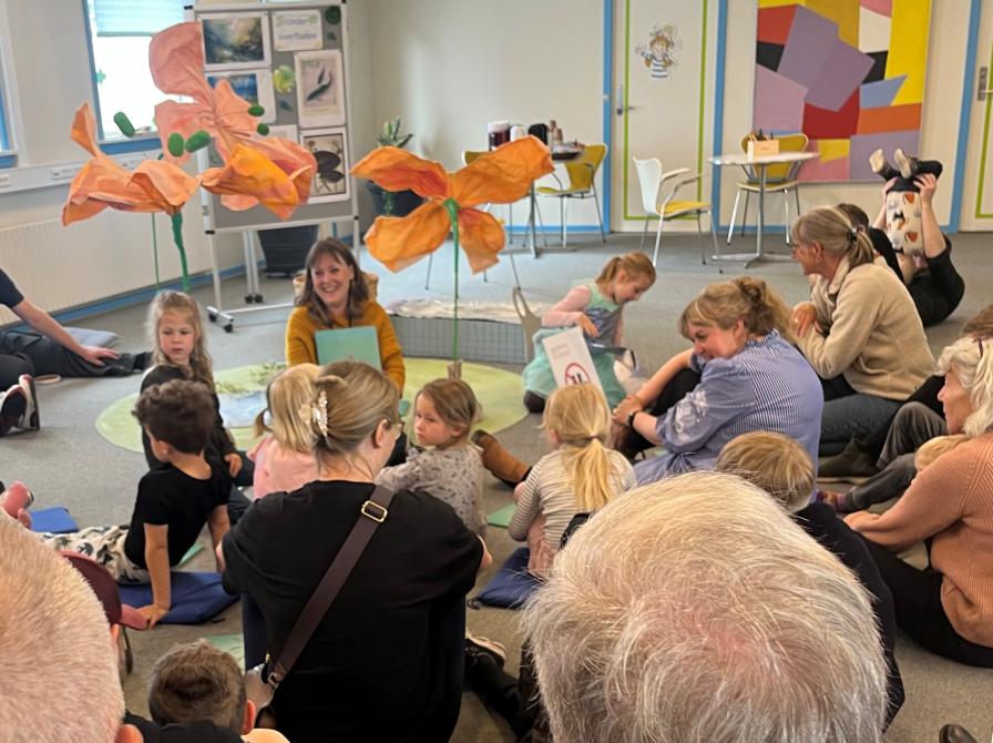 Nexø Børnehus udstiller på Nexø Bibliotek - flot og festlig fernisering