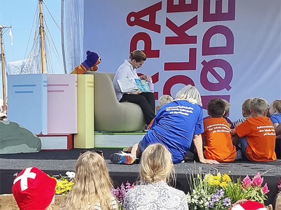 Statsminister Mette Frederiksen læser højt for Orm til Folkemødet på Bornholm.