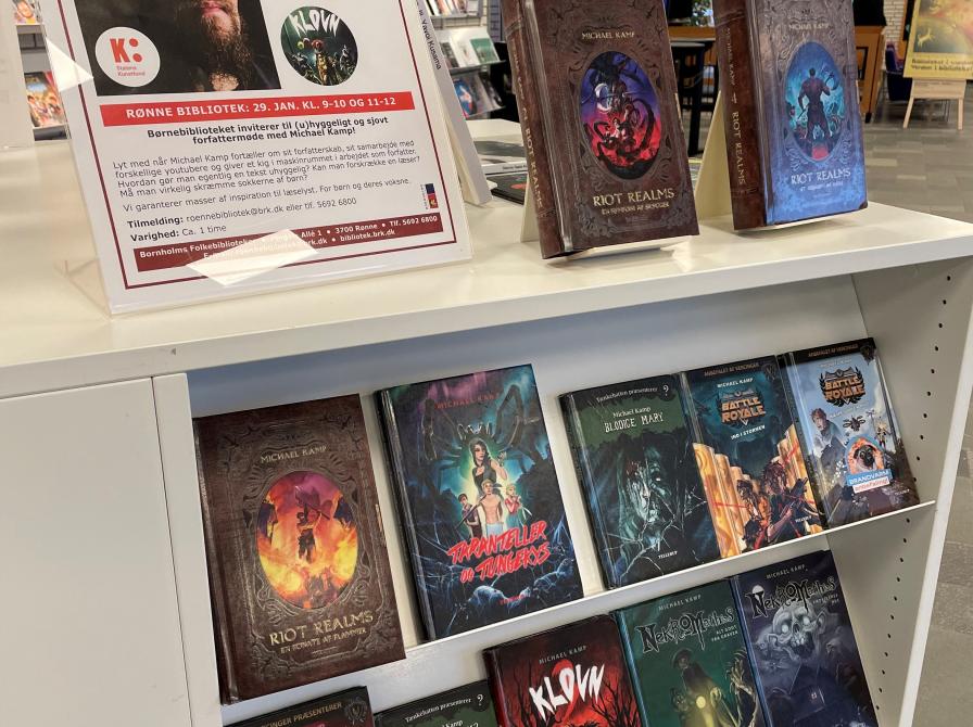 Find Michael Kamps bøger på udstillingen i forhallen på Rønne Bibliotek